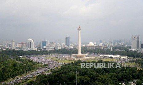 Massa memadati kawasan Monumen Nasional (Monas) saat Aksi Bela Palestina di Jakarta, Ahad (17/12).