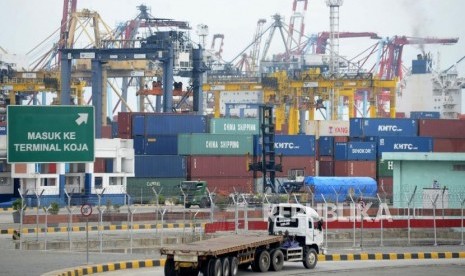 Kendaraan melintas diantara peti kemas di Pelabuhan Tanjung Priok, Jakarta,Ahad (7/1).