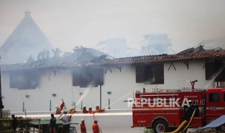 Petugas pemadam kebakaran berusaha memadamkan api yang membakar Museum Bahari di Penjaringan, Jakarta, Selasa (16/1).