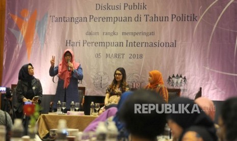 Anggota Komisi II Dewan Perwakilan Rakyat (DPR) RI Hetifah Sjaifudian, Anggota Partai PAN Euis Fety Fatayati, Wakil Ketua Partai Solidaritas Indonesia Isyana Bagoes Oka, dan Sri Budi Eko Wardani dari Fisipol UI. 