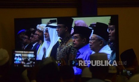 Peserta Pertemuan Ulama dan Dai memotret saat acara pembukaan Pertemuan Ulama dan Dai se-Asia Tenggara, Afrika, dan Eropa yang diselenggarakan di Jakarta, Selasa (7/3).