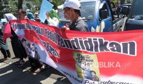 Puluhan orang tua siswa yang tergabung dalam Forum Masyarakat Peduli Pendidikan Se-Jawa Barat melakukan unjuk rasa menolak sistem Penerimaan Peserta Didik Baru (PPDB) di depan Gedung Sate, Senin (9/7).