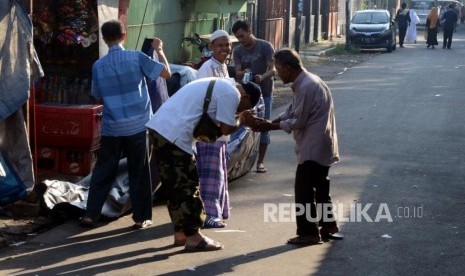 Ilustrasi. Sejumlah umat muslim bersalaman usai melaksanakan ibadah Sholat Idul Fitri di Jatinegara, Jakarta.