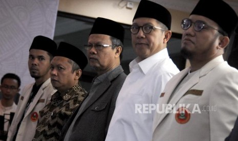 Ketua Umum PP Pemuda Muhammadiyah Dahnil Anzar Simanjuntak bersama Menteri Agama Lukman Hakim Saifuddin, Ketua PP Muhammadiyah Yunahar Ilyas, Ketua Majelis Tabligh PP Muhammadiyah Faturahman Kamal dan Ketua Bidang Dakwah PP Pemuda Muhammadiyah Abrar Aziz (dari kanan) pada pembukaan Kongres Ulama Muda Muhammadiyah di Aula Gedung Dakwah Muhammadiyah, Menteng, Jakarta, Selasa (30/1).