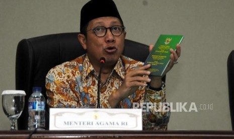 Menteri Agama Lukman Hakim Saifuddin memaparkan penjelasan saat konferensi pers di Kantor Kementerian Agama, Jakarta, Rabu (7/2).