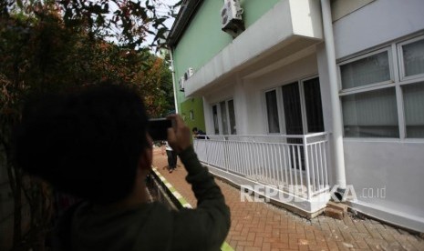 Warga memfoto rumah tipe hunian DP Nol Rupiah berupa rumah susun sederhana milik (rusunami) di Kantor Informasi Klapa Village, Pondok Kelapa, Jakarta, Ahad (21/1). Pemprov DKI Jakarta menaikkan batas upah syarat pemohon program rumah DP nol rupiah menjadi Rp 14,8 juta. (ilustrasi)