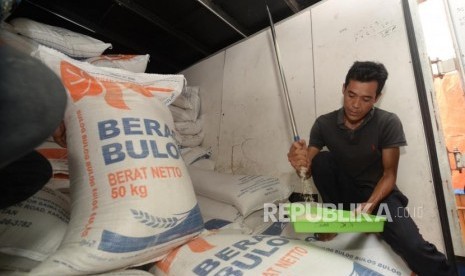 Pengunjung mengecek  beras jenis medium saat peluncuran operasi pasar beras (ilustrasi)