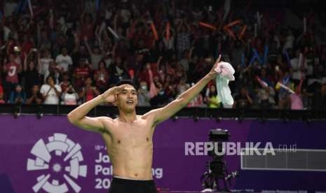 Ekspresi pebulu tangkis Indonesia Jonatan Christie seusai memenangkan pertandingan final cabang bulu tangkis nomor tunggal putra Asian Games 2018 di Istora Senayan, Jakarta, Selasa (28/8).