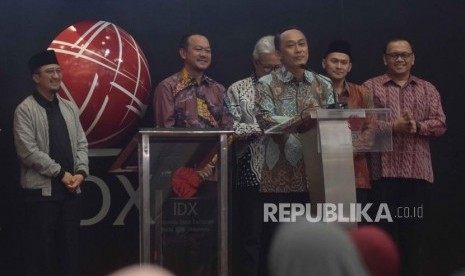 Direktur Jenderal Kependudukan dan Pencatatan Sipil Kemendagri, Zudan Arif Fakrulloh memberikan sambutan dalam acara peluncuran paytren reksadana online di  Bursa Efek Indonesia, Jakarta, Selasa (5/6).