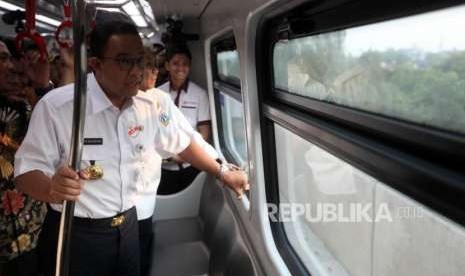 Gubernur DKI Jakarta Anies Baswedan meninjau kereta Light Rail Transit (LRT) saat uji coba LRT Jakarta di Stasiun LRT Velodrome, Jakarta, Rabu (12/9).