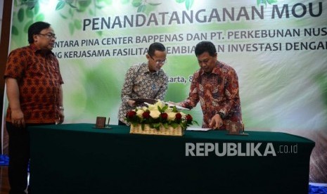 Menteri Badan Perencanaan Nasional, Bambang Brodjonegoro(kiri) menyaksikan penandatanganan MOU yang dilakukan oleh CEO PINA, Eko Putro Adijayanto(tengah) dengan Dirut Holding Perkebunan Nusantara PTPN III, Dolly P. Pulungan(kanan) di kantor Bappenas, Jakarta, Jumat (8/6).