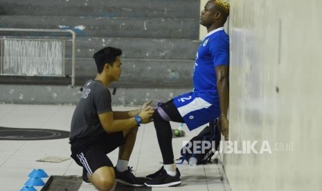 Pemain Persib Victor Igbonefo melakukan terapi saat latihan fisik.