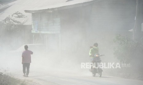 Pasca Letusan Sinabung. Warga beraktivitas di Desa Payung, Simpang Empat, Karo, Sumatera Utara, Selasa (20/2).