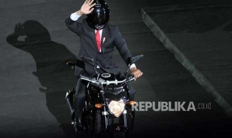 President Joko Widodo rides a motorcycle during the opening of the 2018 Asian Games at GBK Stadium, Senayan, Jakarta, Saturday (18/8).