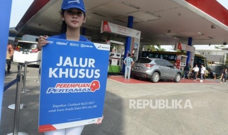 Kartini Pertamax. Petugas menunjukkan jalur khusus pertamax di SPBU 34-14210 Kelapa Gading, Jakarta, Senin (22/4/2019).