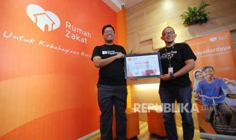 CEO Rumah Zakat Nur Efendi dan COO Herry memperlihatkan raihan opini Wajar Tampa Pengecualian (WTP) sebanyak 12 kali secara berturut-turut, di Kantor Rumah Zakat, Jalan Turangga, Kota Bandung, Kamis (17/5).