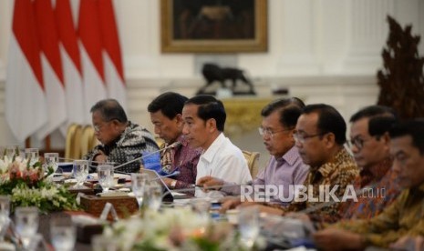 Pembangunan Universitas Islam Internasional. Presiden Joko Widodo (tengah kanan) memimpin rapat terbatas terkait rencana pembangunan Universitas Islam Internasional Indonesia di Istana Merdeka, Jakarta, Kamis (18/1).