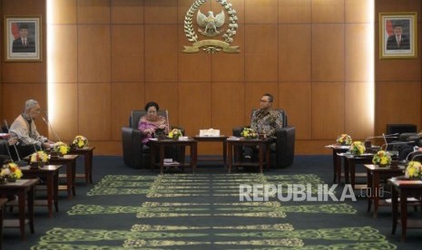 Ketua MPR Zulkifli Hasan bersama Ketua Dewan Pengarah Unit Kerja Presiden Pembinaan Ideologi Pancasila (UKP PIP) Megawati Soekarnoputri saat menghadiri Silaturahmi UKP PIP dengan pimpinan MPR di Kompeks Parlemen Senayan, Jakarta, Rabu (14/3).