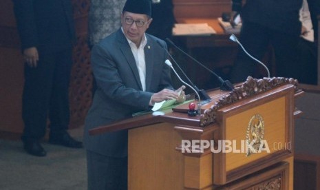 Menteri Agama Lukman Hakim Saifuddin menyampaikan tanggapan pemerintah saat Rapat Paripurna di Kompleks Parlemen Senayan, Jakarta, Selasa (24/9).