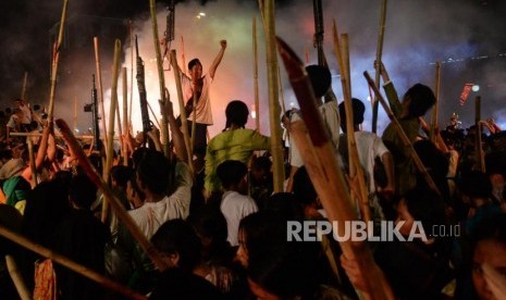 Sejumlah pemeran mementaskan drama kolosal Surabaya Membara di Jalan Tugu Pahlawan, Surabaya, Jawa Timur. (Dok Foto)