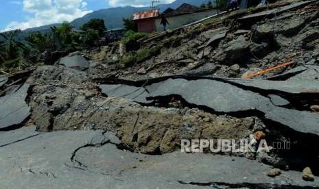 Kondisi jalanan yang rusak di kawasan Balaroa, Palu, Sulawesi Tengah, Senin (1/10).