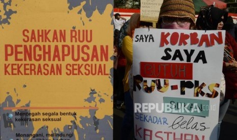 Sejumlah aktivis saat melakukan aksi Rancangan Undang-undang Penghapusan Kekearasan Seksual (RUU PKS) di kawasan Bundaran HI, Jakarta, Ahad (25/8).