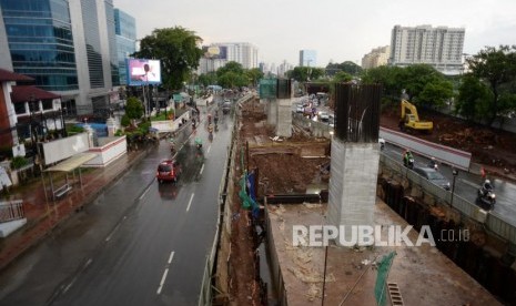 Pertumbuhan Ekonomi Kuartal Ketiga. Pengerjaan proyek LRT di Kawasan Cawang, Jakarta, Ahad (12/11).