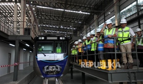 Gubernur DKI Jakarta Anies Baswedan bersama Dirut MRT William Sabandar meninjau rangkaian kereta Mass Rapid Transit (MRT) di Depo 1 MRT Lebak Bulus, Jakarta, Kamis (12/4).