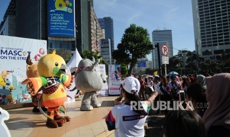 Maskot Asian Games 2018 berada dikawasan hari bebas berkendara / Car Free Day di Bundaran HI, Jakarta, Ahad (1/4).