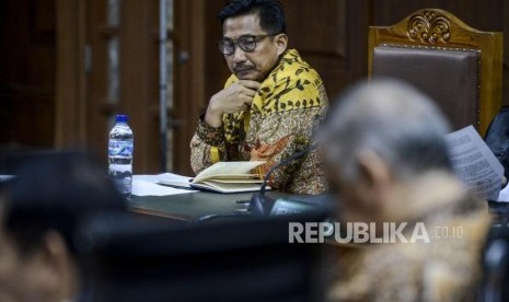 Terdakwa kasus dugaan suap distribusi pupuk Bowo Sidik Pangarso saat menjalani sidang lanjutan di Pengadilan Tipikor, Jakarta, Rabu (25/9).