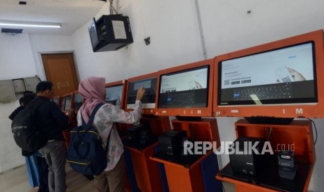 Tiket Kereta Lebaran Mulai Dijual. Calon penumpang membeli tiket kereta tujuan luar kota di Stasiun Pasar Senen, Jakarta, Senin (25/2).