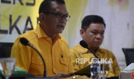 Sekjen Golkar Lodewijk Freidrich Paulus (kiri) memberikan keterangan terkait kasus korupsi yang menimpa Bupati Jombang Nyono Suharli yang juga Ketua DPD Partai Golkar Jawa Timur di Jakarta, Selasa (6/2).