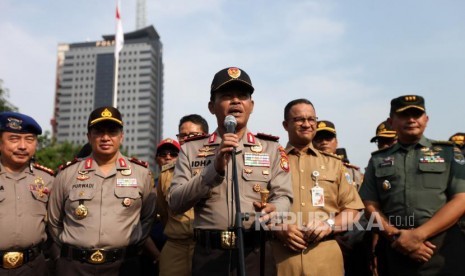 Kapolda Metro Jaya Inspektur Jenderal Polisi Idham Azis memberikan keterangan kepada media seusai apel Mantap Praja Jaya 2017 di Polda Metro Jaya, Jakarta, Selasa (31/10).