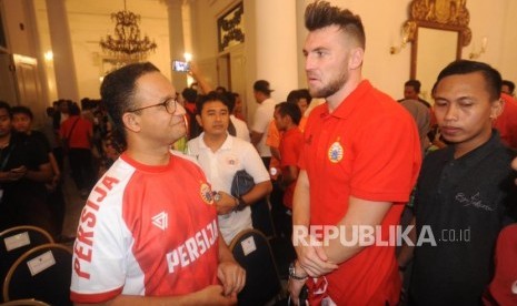  Gubernur DKI Jakarta Anies Baswedan (kiri) dan  Striker Persija Jakarta Marco Simic bebincang saat menerima Kesebelasan Persija Jakarta usai melakukan pesta kemenangan dengan konvoi perayaan kemenangan dari GBK menuju Balaikota Jakarta, Ahad (18/2).