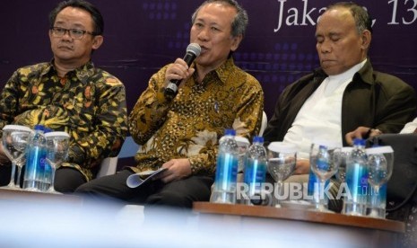 Utusan Khusus Presiden Untuk Dialog dan Kerjasama Antar Agama dan Peradaban (UKP-DKAAP) Syafiq A. Mughni (tengah) bersama para tokoh agama menjadi narasumber dalam refleksi akhir tahun dan proyeksi awal tahun di Jakarta, Kamis (13/12).