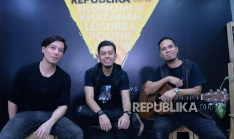 Grup Band Drive berfoto saat mengunujungi kantor Republika, Jakarta, Selasa (8/1).