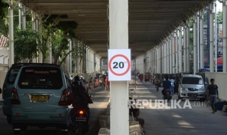 Dibuka Kembali. Sejumlah kendaraan melintasi Jalan Jatibaru Raya, Tanah Abang, Jakarta Pusat, Selasa (16/10).