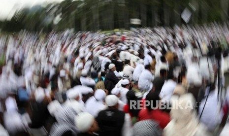 Ribuan umat Islam mengikuti reuni 212 di Monumen Nasional, Jakarta, Sabtu (2/12).