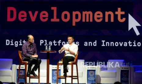 Perkembangan dan Inovasi Digital Ekonomi. Presiden Bank Dunia Yong Kim (kiri) bersama pendiri Alibaba Group Jack Ma menjadi nara sumber saat diskusi di sela Pertemuan Tahunan IMF - Bank Dunia 2018 di Nusa Dua, Bali, Jumat (12/10).