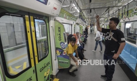 Sejumlah masyarakat menaiki kereta MRT (mass rapid transit)  di Stasiun Lebak Bulus, Jakarta Selatan, Senin (13/5).