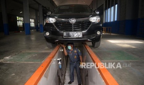 Petugas melakukan aktivitas uji KIR gratis pada kendaraan di Unit Pelayanan Teknis Daerah Pengujian Kendaraan Bermotor (UPTD PKB) Dinas Perhubungan Kota Tangerang, Banten, Selasa (6/3).