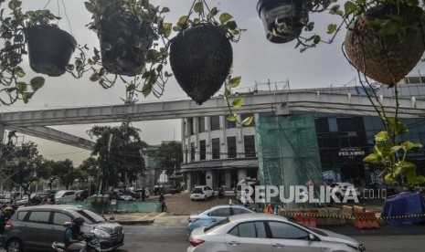 Mengintegrasikan LRT dan Transjakarta dengan Skybridge. Suasana proyek pembangunan Skybridge di Rawamangun, Jakarta Timur, Kamis (16/5).