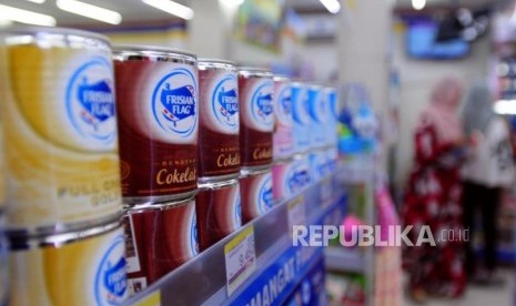 Sejumlah produk susu kental manis dijual di salah satu mini market di Bekasi, Jawa Barat, Sabtu (7/7).