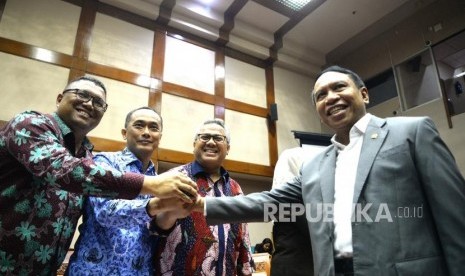 Pembahasan DPT dan DPS Pemilu. Ketua Komisi II DPR RI Zainuddin Amali, Ketua KPU Arief Budiman, Dirjen Dukcapil Kemendagri Zudan Arif Fakrulloh, dan Anggota Bawaslu Fritz Edward Siregar (dari kanan) menghadiri rapat dengar pendapat bersama Komisi II DPR RI di Komplek Parlemen Senayan, Jakarta, Senin (21/5).