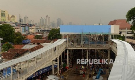 Suasana pembangunan jembatan multiguna atau skybridge di kawasan Tanah Abang, Jakarta Pusat, Rabu (7/11).