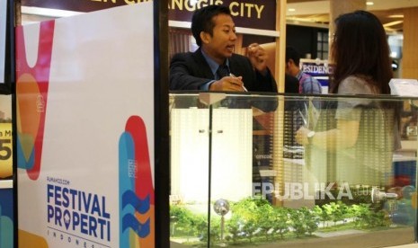 Festival Properti. Pengunjung melihat stan perumahan dan apartemen dalam Festival Properti Indonesia di Kota Kasablanka, Jakarta, Selasa (14/11).