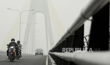 Sejumlah kendaraan melintasi Jembatan Siak IV, Pekanbaru, Riau, Jumat (20/9).