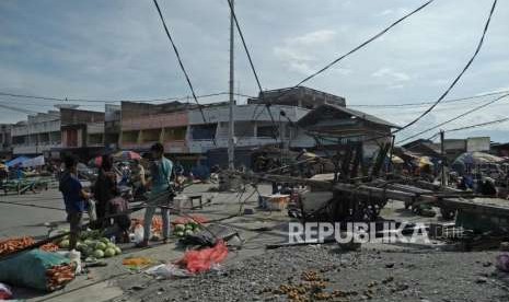 Pedagang menjajakan dagangannya di pinggir jalan Kacang Panjang, Manonda, Palu, Sulawesi Tengah, Ahad (7/10).