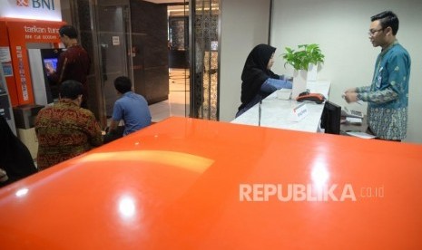 Kinerja Kuartal Pertama BNI Syariah. Petugas melayani transaksi nasabah di kantor layanan BNI Syariah, Jakarta, Rabu (25/4).