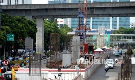 Proyek pengerjaan pembangunan LRT di kawasan Kuningan, Jakarta, Senin (18/12).